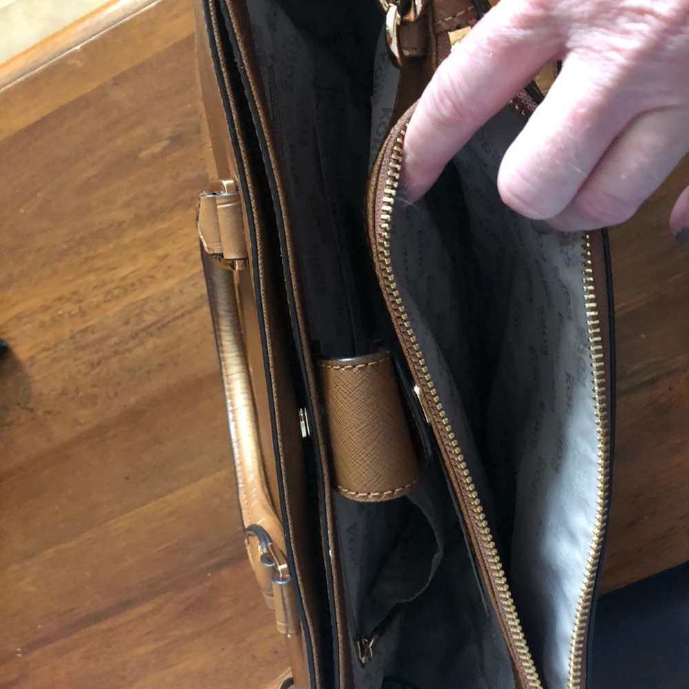 Michael Kors beige purse - Picture 7 of 10